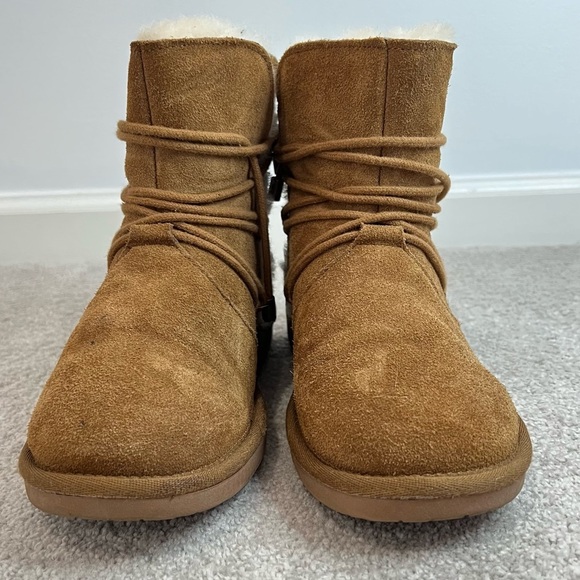 Minnetonka Woburn Wrap Lace Sherpa Lined Boots - Picture 2 of 12